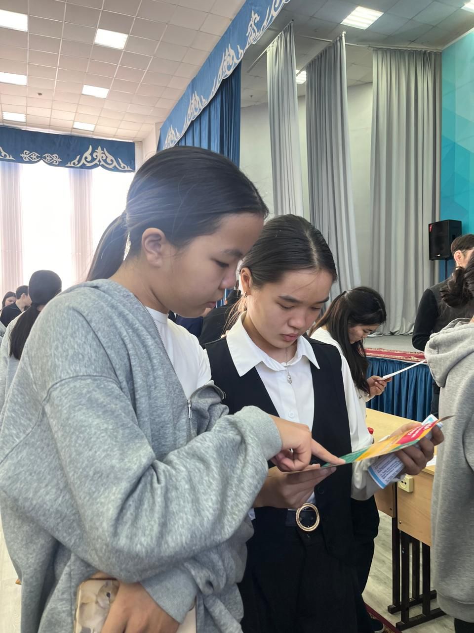 🗓 *6 ақпан күні* 8-9 сынып оқушылары үшін *”Кәсіби бағдар – мамандық таңдау”* тақырыбында *колледж мамандықтарының жәрмеңкесі* өтті!   🔎 Бұл іс-шараның басты мақсаты – оқушыларға болашақ мамандықтарын саналы түрде таңдауға көмектесу. Жәрмеңке барысында колледж өкілдері түрлі мамандықтар туралы жан-жақты ақпарат беріп, оқушылардың сұрақтарына жауап берді.   💡 Оқушылар:  ✅ Әртүрлі колледждердің білім беру бағдарламаларымен танысты;  ✅ Болашақ мамандықтардың қыр-сыры туралы білді;  ✅ Өздерін қызықтырған салалар бойынша пайдалы кеңестер алды.   🌟 Кәсіби бағдар беру – жастардың болашаққа деген сенімін арттырып, дұрыс таңдау жасауына жол ашады. Әр оқушы өзіне жақын, жаны сүйетін мамандықты таңдап, жарқын болашаққа қадам басады деп сенеміз!   📸 Іс-шарадан үздік сәттерді суреттерден көре аласыз